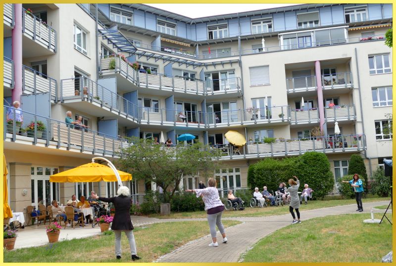Schatzi und die Schlagerpiratin singen kontaktfrei im Garten.