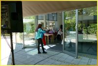 Auftritt vor dem Cafe.