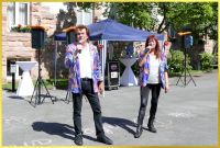 Schatzi und die Schlagerpiratin singen gemeinsam.