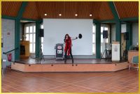 Show im leeren Saal.