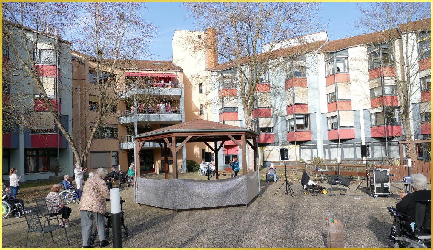 Riesige Gartenanlage mit Senioren und Schlagerpiratin.