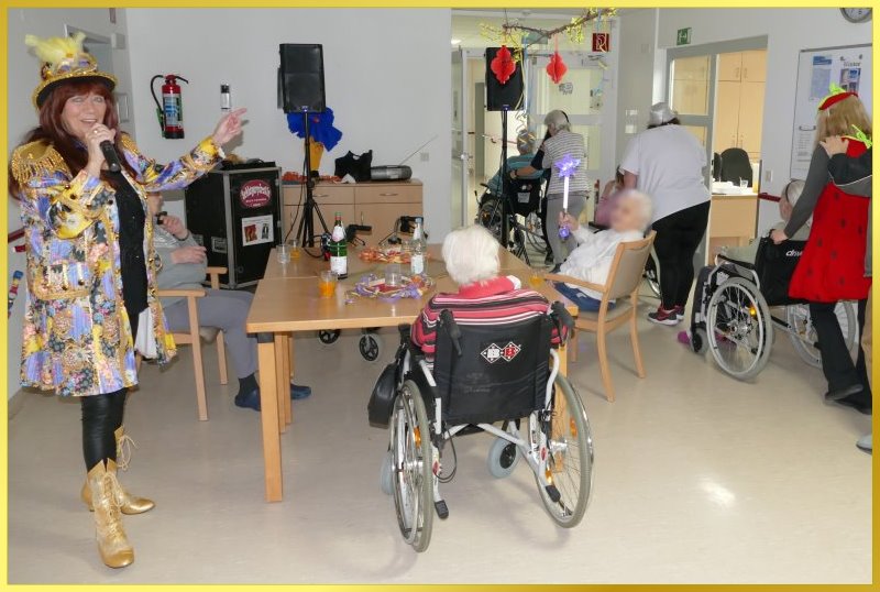 Schlagerpiratin beim Karnevalsauftritt.