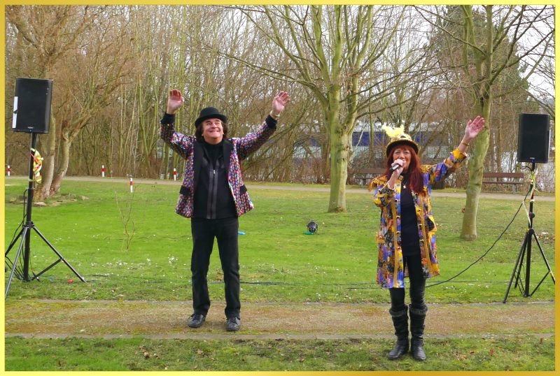 Schatzi und die Schlagerpiratin in einer Parkanlage beim Auftritt.