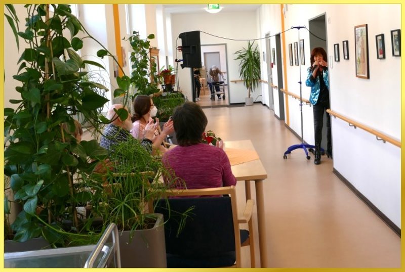 Abstandskonzert in Wohnheim mit der Schlagerpiratin.