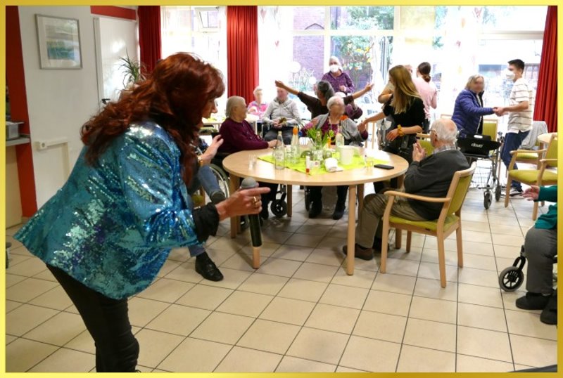 Schlagers�ngerin Marina singt f�r die Bewohner des Altenheimes.