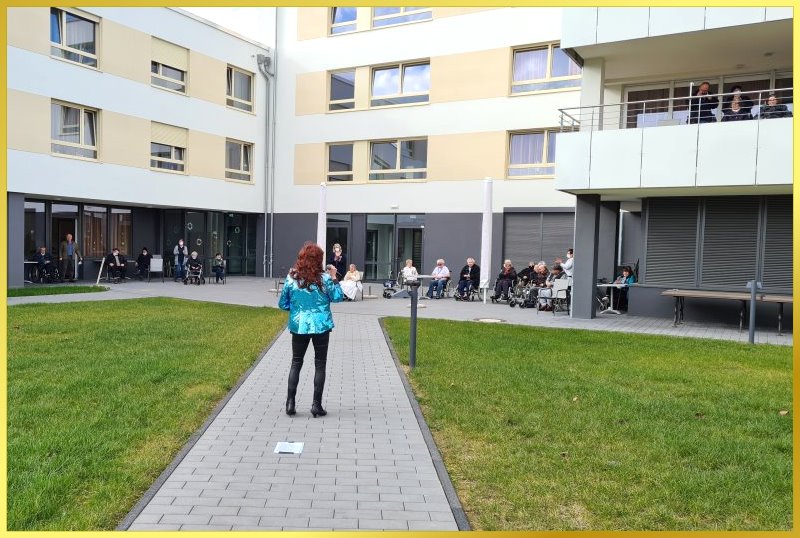 Marina singt beim Hofkonzert