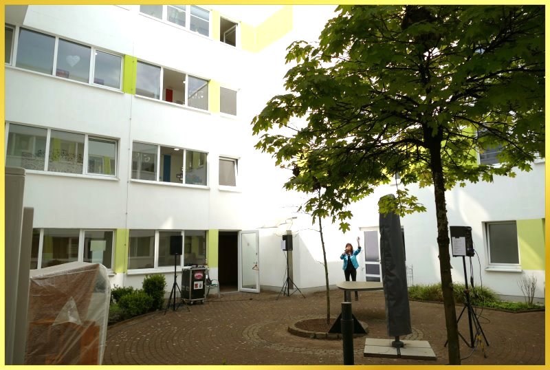 Innenhofkonzert mit Schlagerpiratin