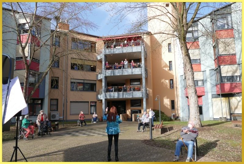 Senioren auf den Balkonen klatschen