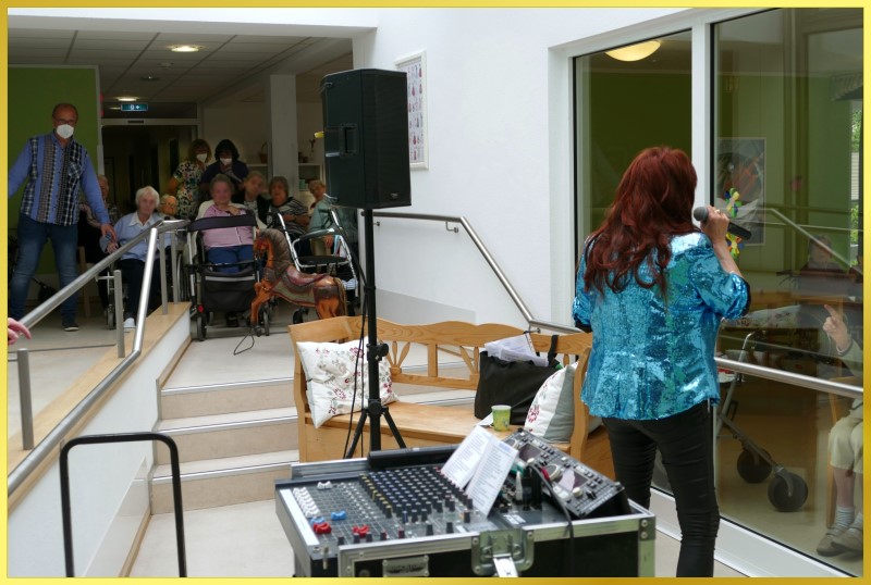 Die Schlagerpiratin singt auf dem Flur des Seniorenheimes.