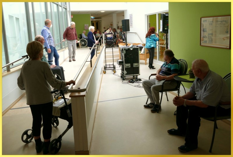 Schlagerpiratin singt auf dem Flur.