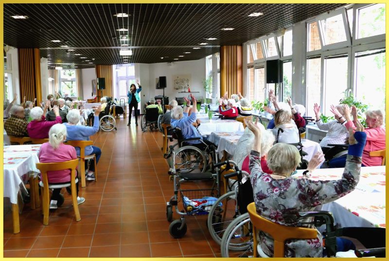 Schlagerpiratin singt im Saal