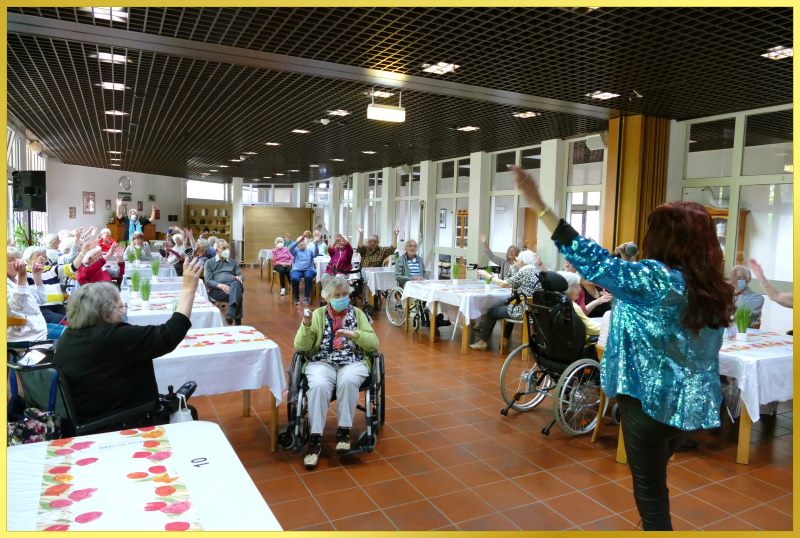 Auftritt Schlagerpiratin im Saal.