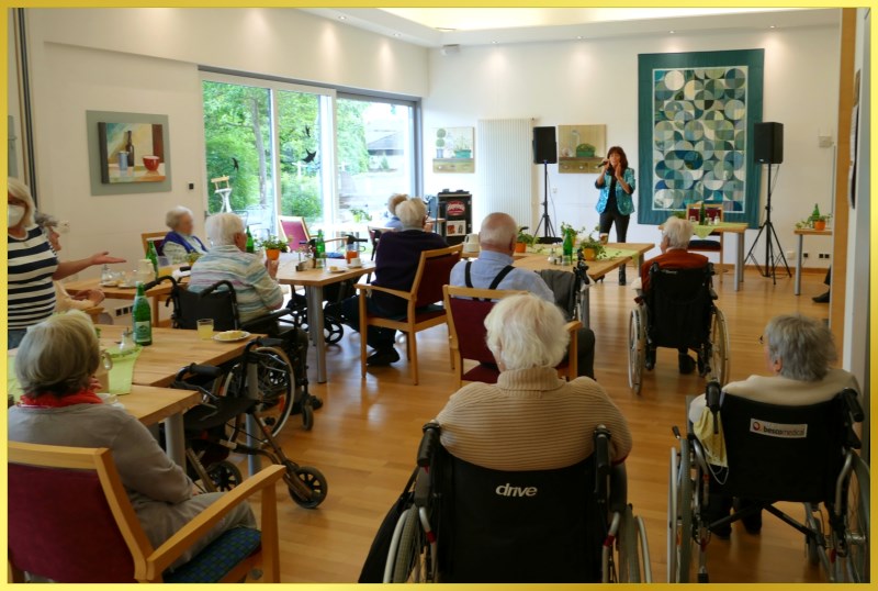 Marina singt im Saal