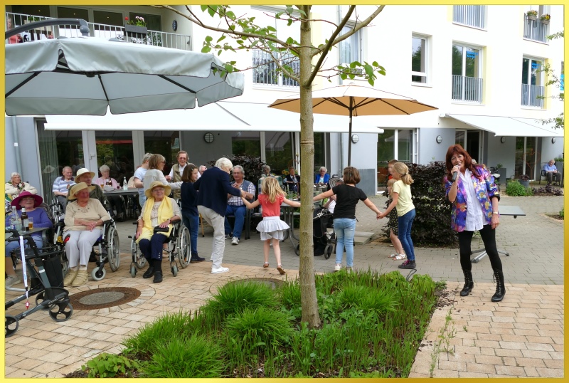 Die Schlagerpiratin beim Gartenfest.