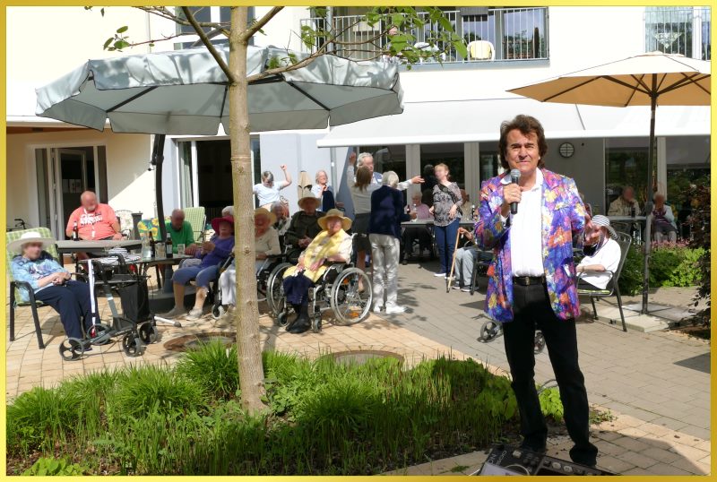 Schatzi Ian singt im Garten.