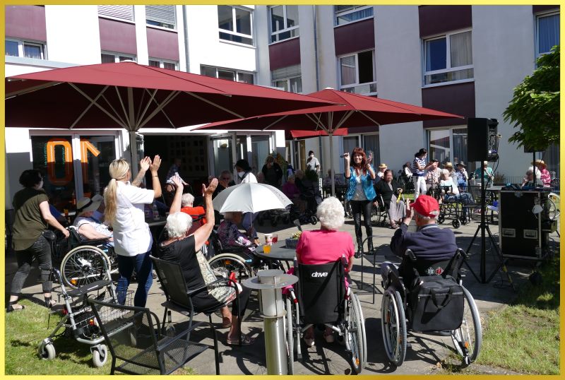 Fr�hlicher Auftritt mit Schlagerpiratin