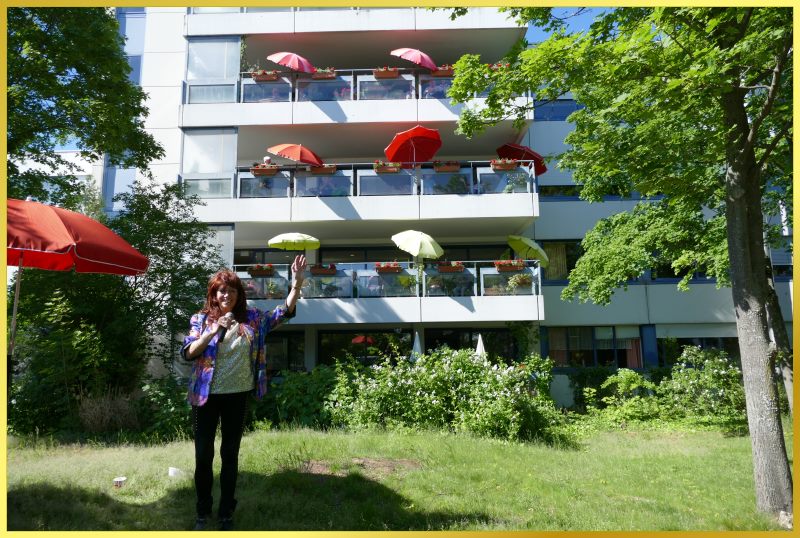 Marina winkt bei Sonnenschein in die Kamera