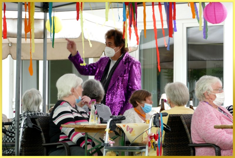 Schatzi Ian begr��t die Bewohner im Garten.