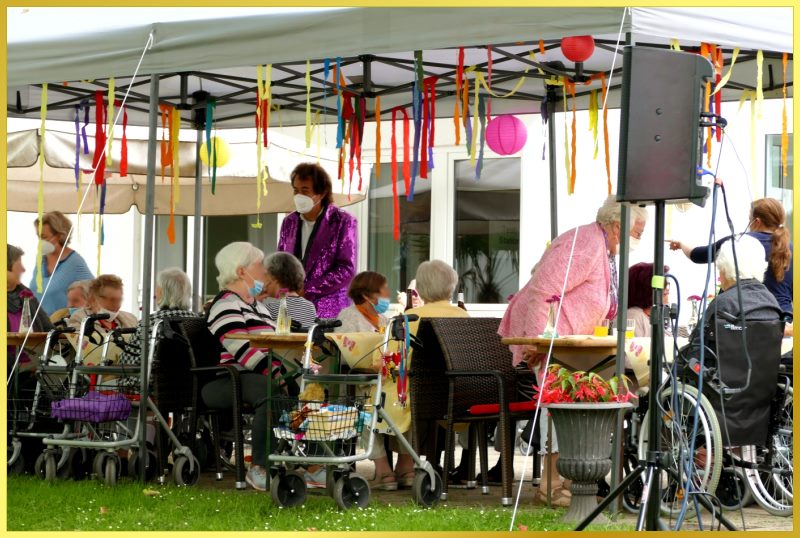 Schatzi Ian begr��t die Bewohner im Garten.
