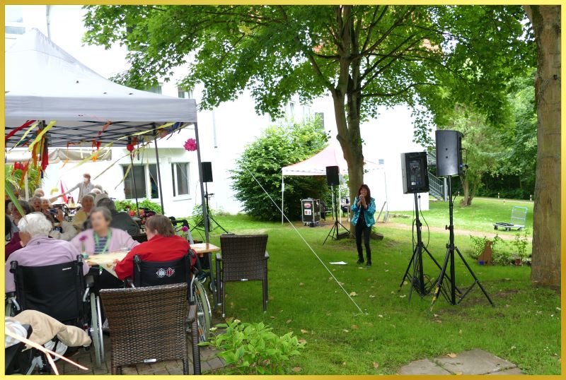 Die Schlagerpiratin singt mit Abstand im Garten.