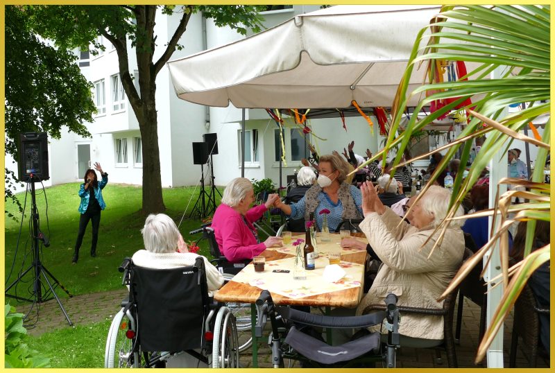 H�nde zum Himmel mit Schlagers�ngerin Marina