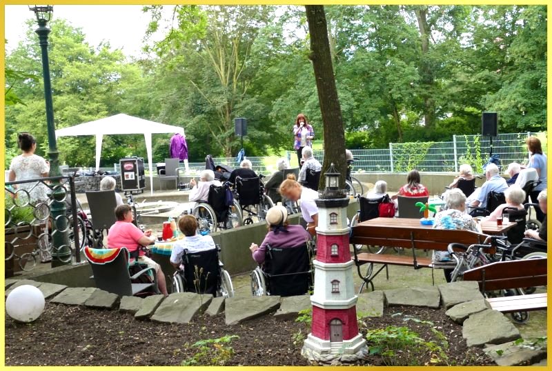 Schlagerpiratin singt beim Hoffest f�r ein Seniorenheim.