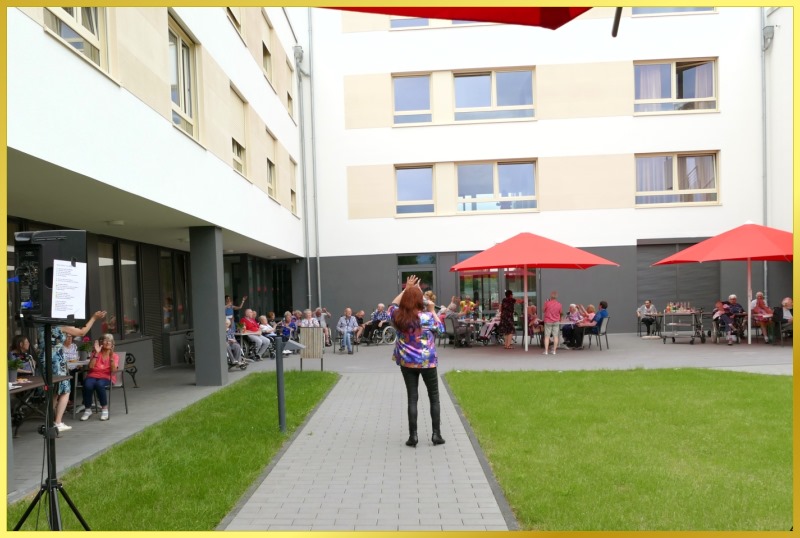 Schlagerpiratin singt mit gro�em Abstand im Garten.