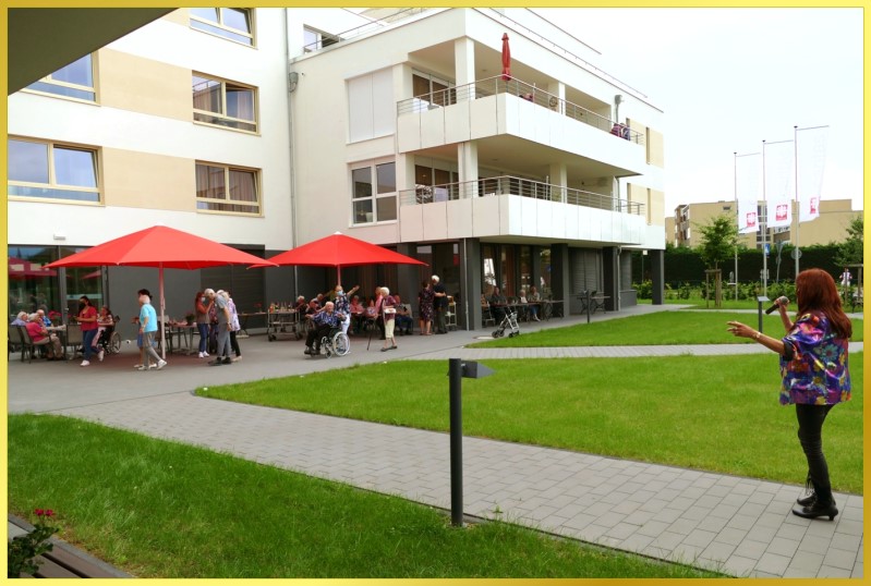 Schlagerpiratin singt im gro�en Garten.