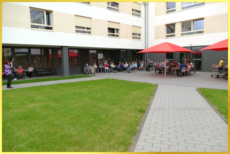 Schlagers�ngerin winkt mit Absatnd dem Publikum zu.