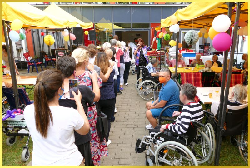 Polonaise bei der Sommerparty.