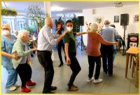 Lustige Polonaise bei Tanz in den Mai.