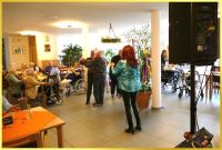 Publikum tanzt. Schlagerpiratin singt.