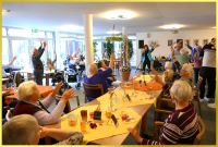 Schlagerpiratin singt. Publikum winkt.