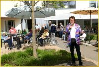 Schatzi singt im Garten