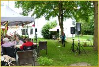 Schlagerpiratin singt im Garten