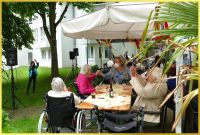 Schlagerpiratin winkt