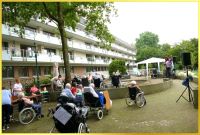 S�ngerin auf Podest