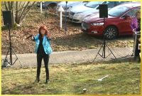 Schlagerpiratin winkt