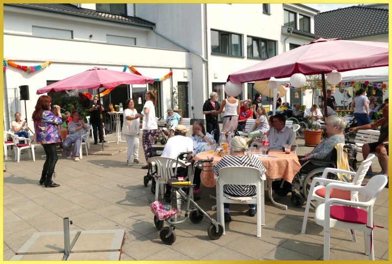 Tanzfreudiges Publikum. Marina singt!