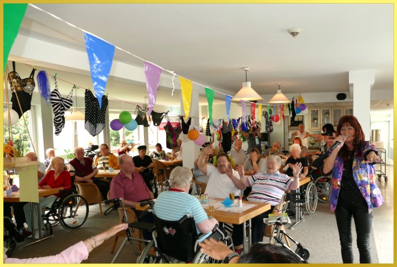 Buntes, fr�hliches Sommerfest im Saal.