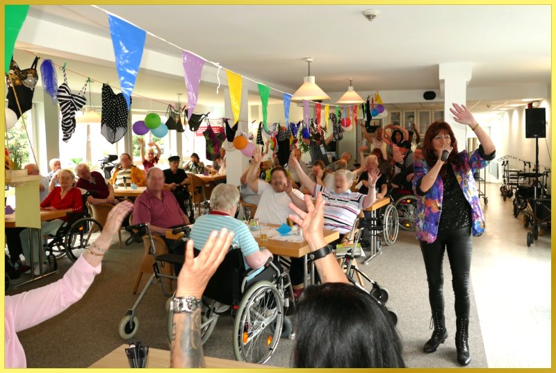 Stimmung beim Sommerfest im Saal, mit Schlagerpiratin Marina.