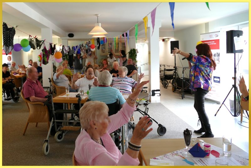 Als Deko wurden Badeanz�ge auf W�scheleinen geh�ngt.