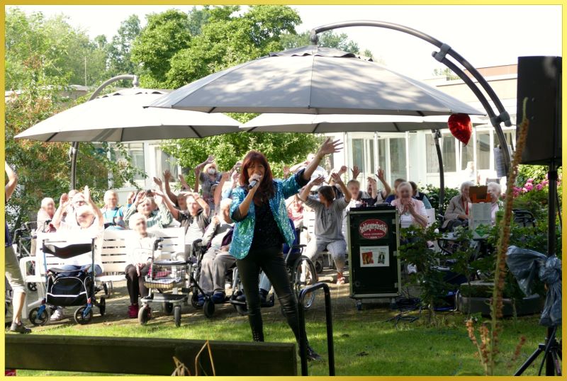 Schlagerpiratin singt und lacht winkend in die Kanmera.