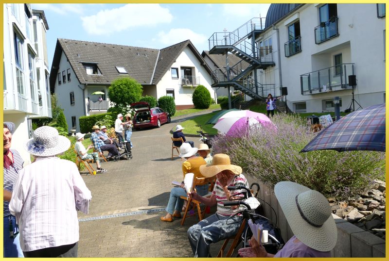 Hofkonzert im Sonnenschein.
