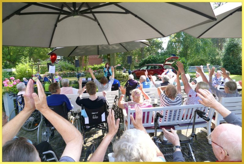 Alle Hande zum Himmel beim Sommerfest.