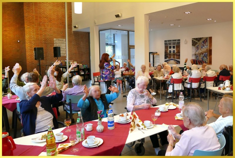 Tolle Stimmung im Seniorenheim. Schlagerpiratin singt!