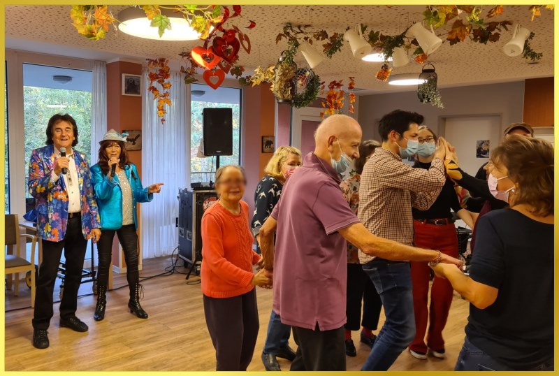 Schlagerpiratin und Schatzi singen. Publikum tanzt dazu.