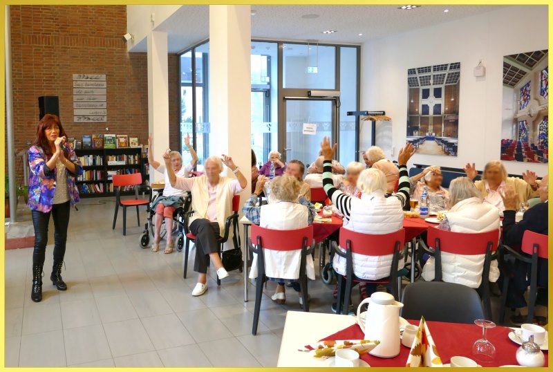 Schlagers�ngerin singt. Publikum winkt