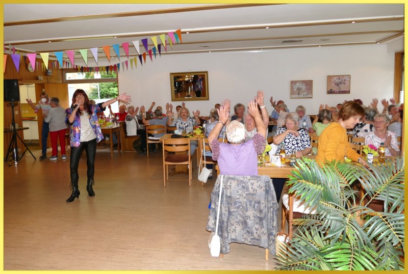 Die Schlagerpiratin singt und lacht im Veranstaltungssaal.