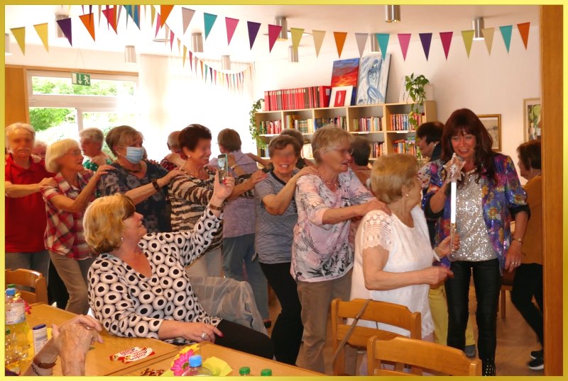 Polonaise durch den Saal. Marina singt.
